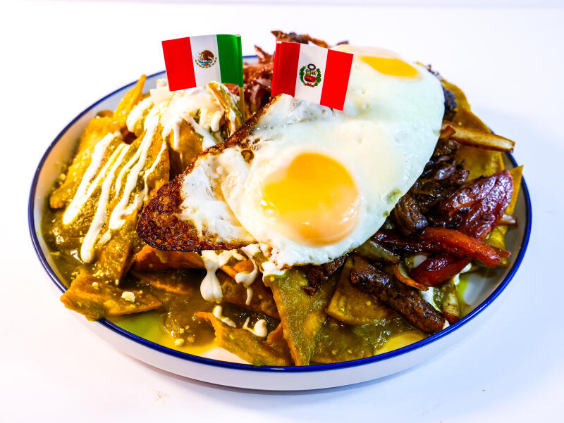 Chilaquiles verdes con Lomo Saltado
